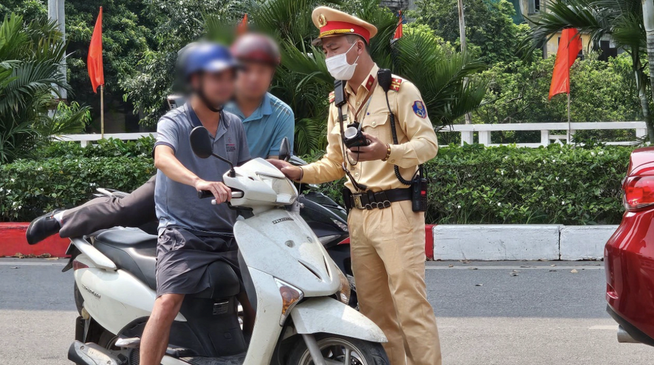 Hơn 2.900 t&agrave;i xế bị tước giấy ph&eacute;p l&aacute;i xe trong ng&agrave;y thứ ba nghỉ lễ 30/4- Ảnh 2.