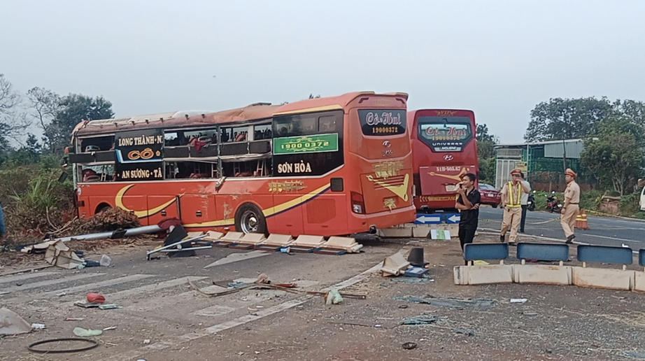 Hai xe kh&aacute;ch trong vụ TNGT ở Gia Lai c&oacute; c&ograve;n hạn kiểm định?- Ảnh 1.