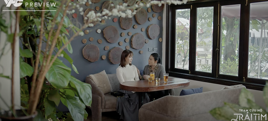 B&agrave; Xinh tới gặp Ng&acirc;n H&agrave; nhận ch&aacute;u nội.