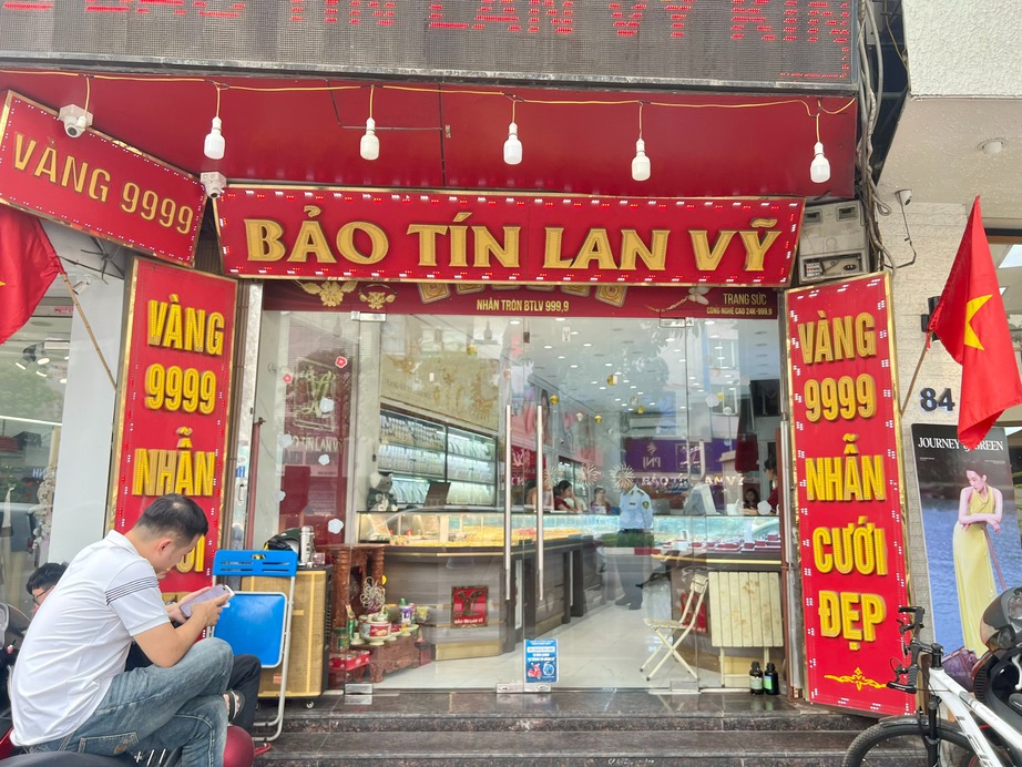 Đột xuất kiểm tra loạt cửa h&agrave;ng v&agrave;ng tại H&agrave; Nội, ph&aacute;t hiện nhiều vi phạm- Ảnh 2.