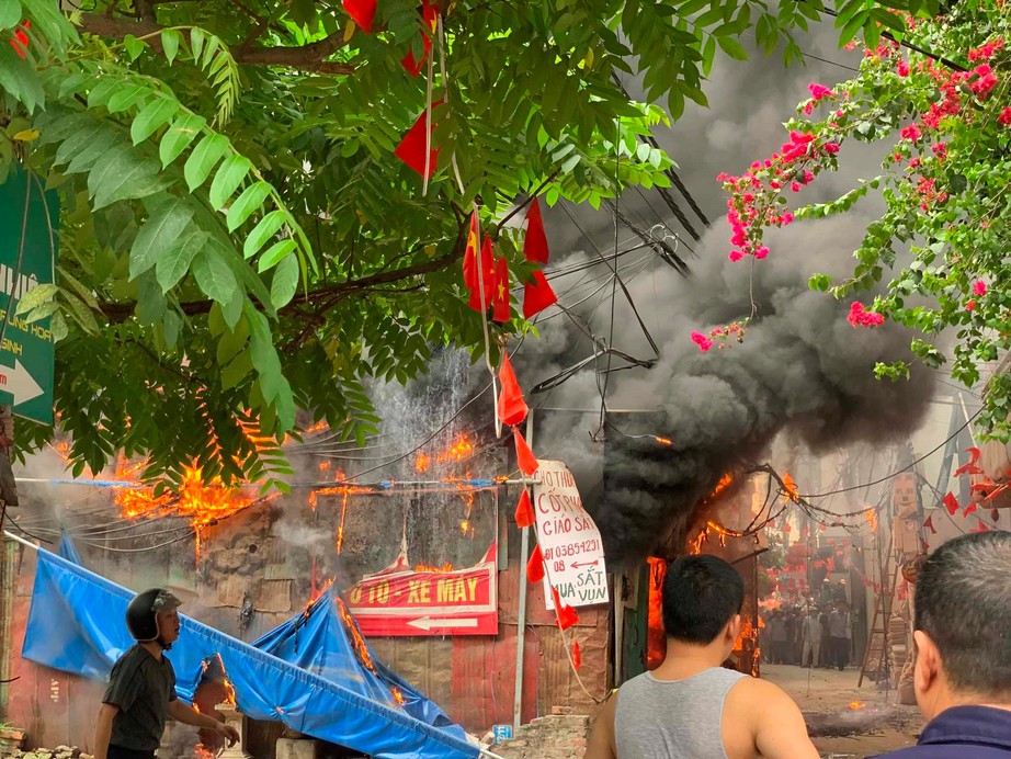 B&atilde;i tập kết phế liệu nằm giữa khu d&acirc;n cư ch&aacute;y lớn, điều xe cứu thương tới hiện trường - Ảnh 2.