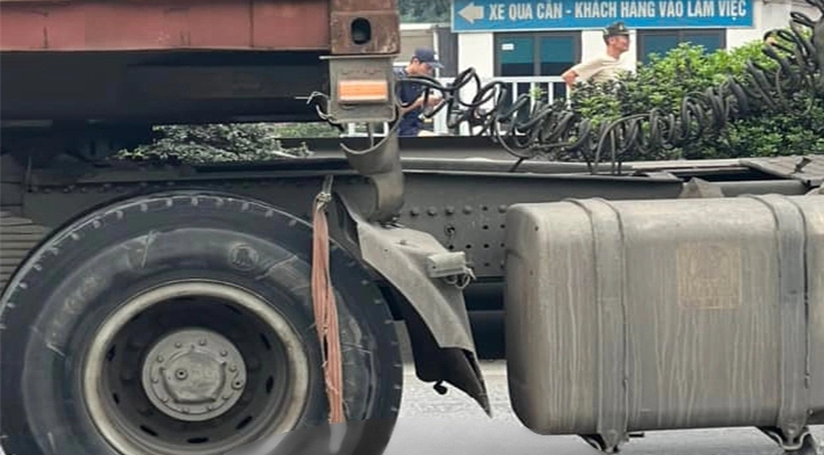 Xe container lấn l&agrave;n đ&acirc;m li&ecirc;n ho&agrave;n khiến một phụ nữ tử vong- Ảnh 1.