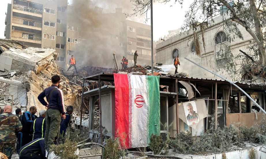 Đại sứ qu&aacute;n Iran tại thủ đ&ocirc; Damacus (Syria) đ&atilde; bị t&ecirc;n lửa nghi của Israel bắn tr&uacute;ng, khiến 7 sĩ quan thiệt mạng, trong đ&oacute; c&oacute; Chu&acirc;̉n tướng Mohammad Reza Zahedi, chỉ huy cấp cao của Lực lượng Quds thuộc Lực lượng Vệ binh C&aacute;ch mạng Hồi gi&aacute;o Iran (IRGC). (Ảnh: Tehran Times)