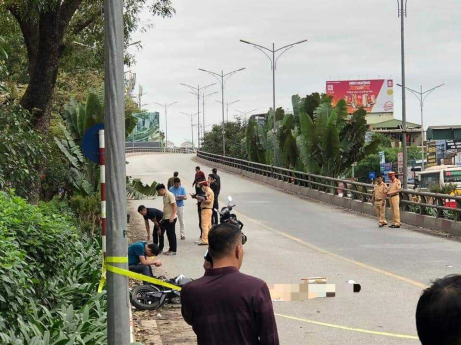 Vụ nam sinh tử vong sau tai nạn tr&ecirc;n đường Y&ecirc;n Phụ: &Ocirc; t&ocirc; kh&aacute;ch rời khỏi hiện trường- Ảnh 1.