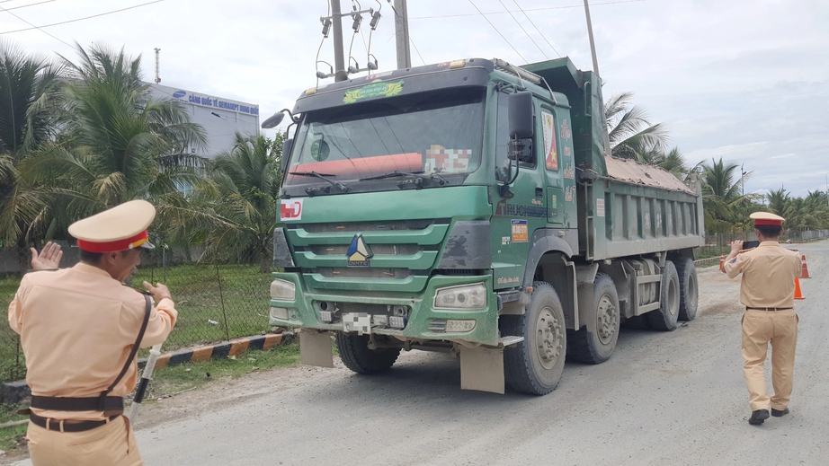 Không chấp hành cân tải trọng, tài xế bị phạt 45 triệu đồng- Ảnh 1. Không chấp hành cân tải trọng, tài xế bị phạt 45 triệu đồng- Ảnh 1.