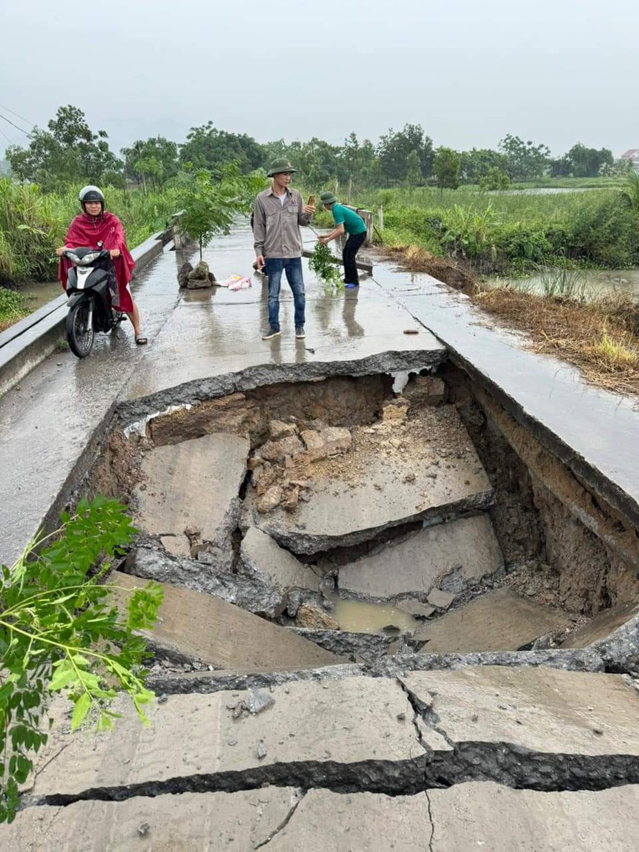 Quảng Ninh: Xe chở b&ecirc; t&ocirc;ng tươi đổ kềnh, "hố tử thần" bất ngờ xuất hiện ở đường li&ecirc;n khu- Ảnh 3.