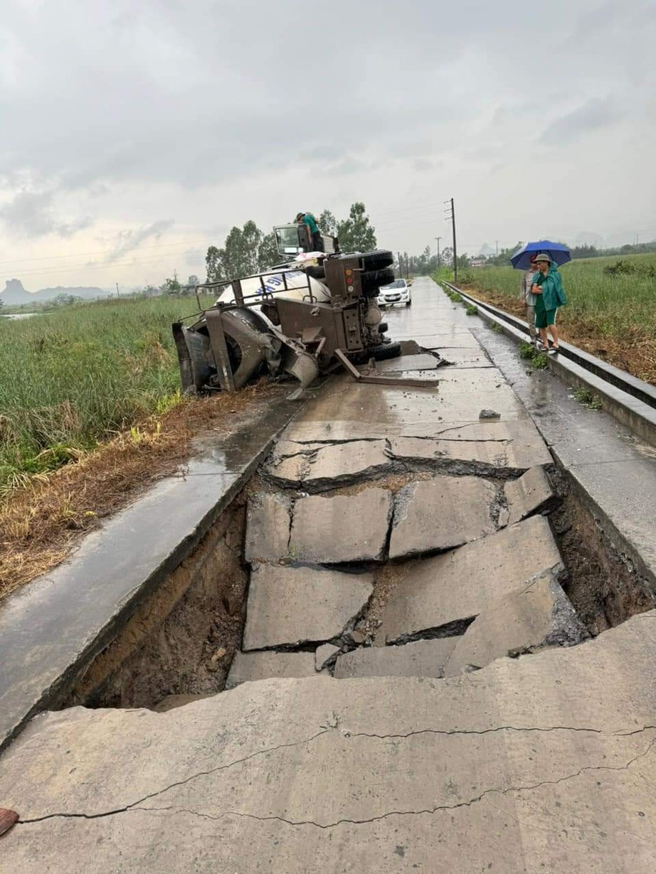 Quảng Ninh: Xe chở b&ecirc; t&ocirc;ng tươi đổ kềnh, "hố tử thần" bất ngờ xuất hiện ở đường li&ecirc;n khu- Ảnh 2.