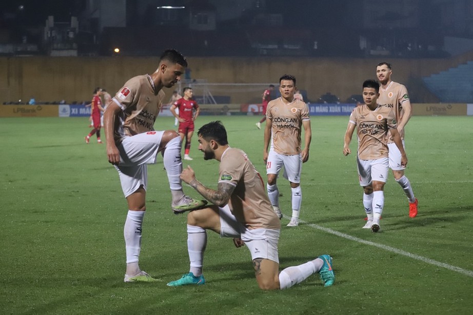 V-League: Quang Hải rực s&aacute;ng trong ng&agrave;y CAHN nhấn ch&igrave;m Kh&aacute;nh H&ograve;a - Ảnh 1.
