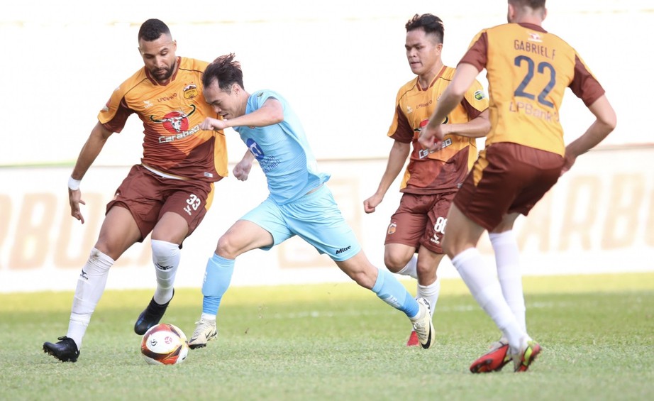 V-League: Thủ m&ocirc;n B&ugrave;i Tiến Dũng trổ t&agrave;i bắt phạt đền, HAGL su&yacute;t khiến Nam Định &ocirc;m hận - Ảnh 1.