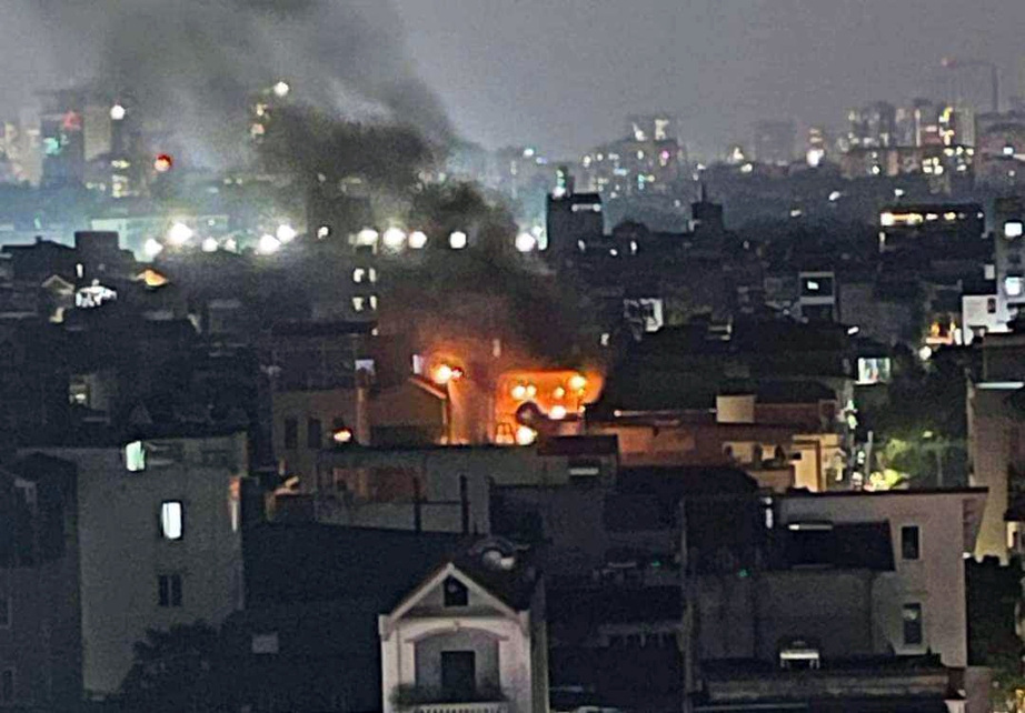 Ch&aacute;y nh&agrave; 3 tầng ở Vũ T&ocirc;ng Phan, nhiều xe cứu hỏa nỗ lực dập lửa- Ảnh 1.