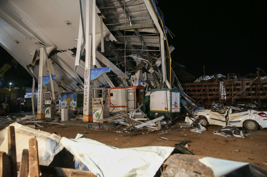 Sập biển quảng c&aacute;o lớn tại Ấn Độ, 72 người thương vong- Ảnh 2.