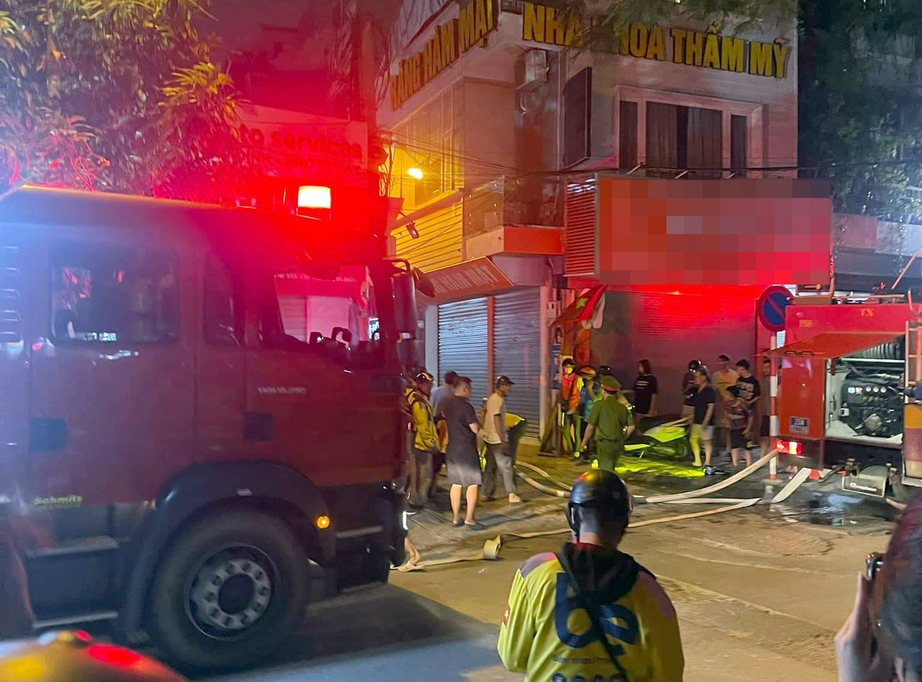 Ch&aacute;y nh&agrave; 3 tầng ở Vũ T&ocirc;ng Phan, nhiều xe cứu hỏa nỗ lực dập lửa- Ảnh 2.