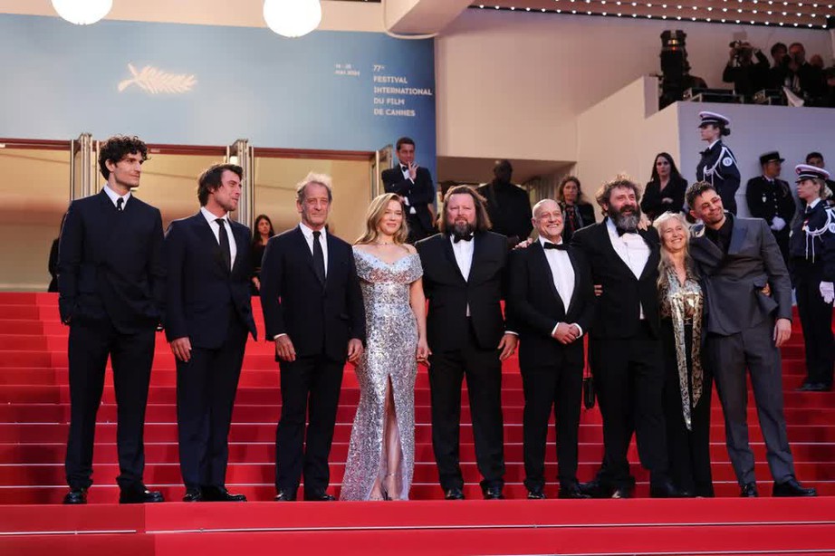 Ch&uacute; ch&oacute; Messi tạo d&aacute;ng g&acirc;y sốt tr&ecirc;n thảm đỏ LHP Cannes c&ugrave;ng c&aacute;c ng&ocirc;i sao thế giới- Ảnh 1.