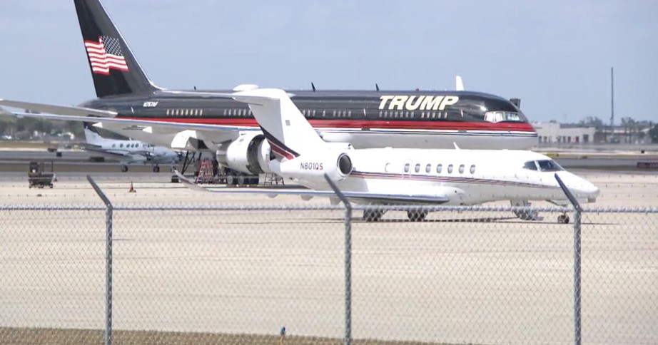 M&aacute;y bay của cựu Tổng thống Mỹ Donald Trump va chạm tại s&acirc;n bay?- Ảnh 1.