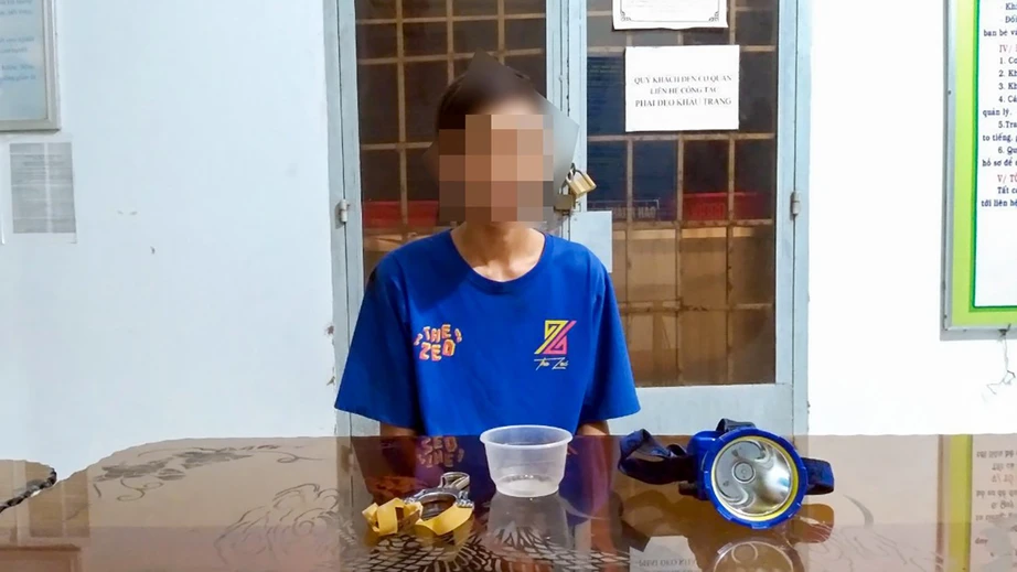 Bị xử phạt, thiếu ni&ecirc;n lấy n&aacute; bắn v&agrave;o cảnh s&aacute;t giao th&ocirc;ng Vĩnh Long để "xả giận"- Ảnh 1.