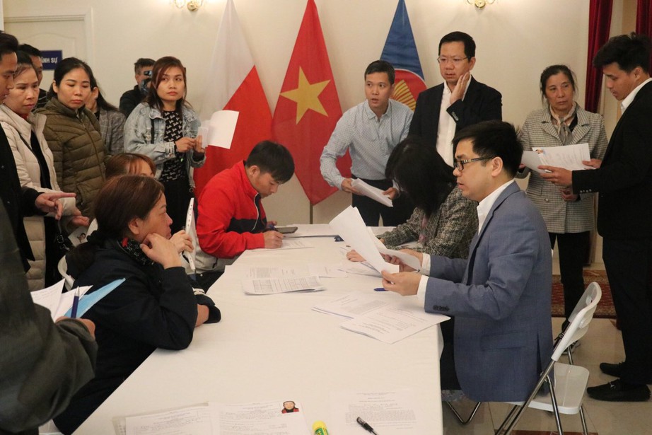 Vụ ch&aacute;y trung t&acirc;m thương mại tại Ba Lan: Hỗ trợ b&agrave; con l&agrave;m thủ tục nhanh nhất- Ảnh 1.