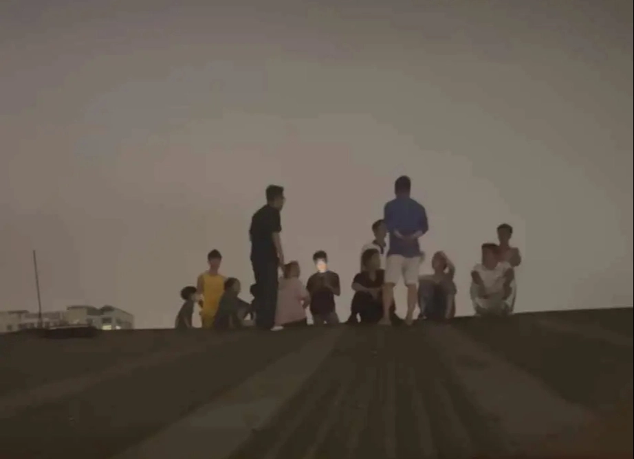 Ch&aacute;y ph&ograve;ng gym đường L&aacute;ng, nhiều người tr&egrave;o l&ecirc;n m&aacute;i nh&agrave; chờ giải cứu- Ảnh 1.