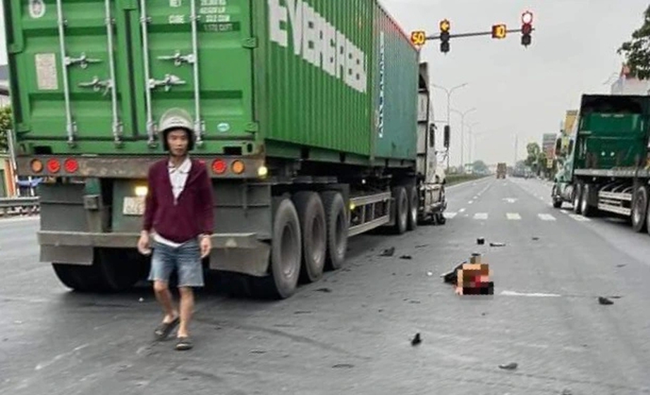 L&aacute;i xe đầu k&eacute;o vượt đ&egrave;n đỏ g&acirc;y tai nạn khiến người phụ nữ bị thương nặng
- Ảnh 1.