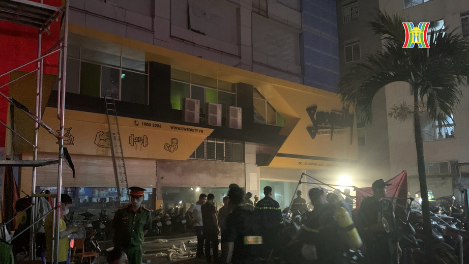 Ch&aacute;y ph&ograve;ng gym đường L&aacute;ng, nhiều người tr&egrave;o l&ecirc;n m&aacute;i nh&agrave; chờ giải cứu- Ảnh 2.