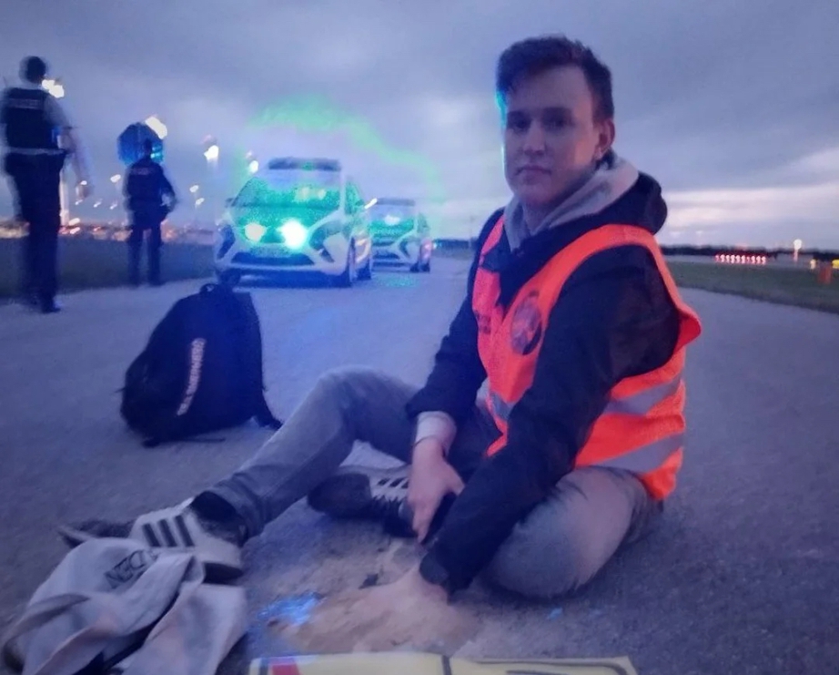 Sân bay Đức phải đóng cửa vì người biểu tình đột nhập, dính người xuống đường băng- Ảnh 1. Sân bay Đức phải đóng cửa vì người biểu tình đột nhập, dính người xuống đường băng- Ảnh 1.