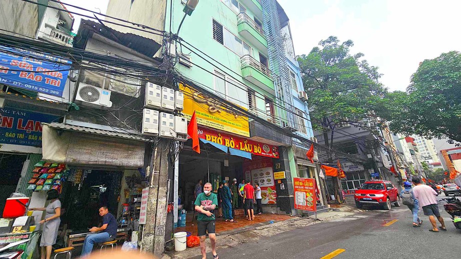 Ch&aacute;y chung cư mini 9 tầng ở H&agrave; Nội, nhiều người leo l&ecirc;n m&aacute;i nh&agrave; chờ giải cứu- Ảnh 2.