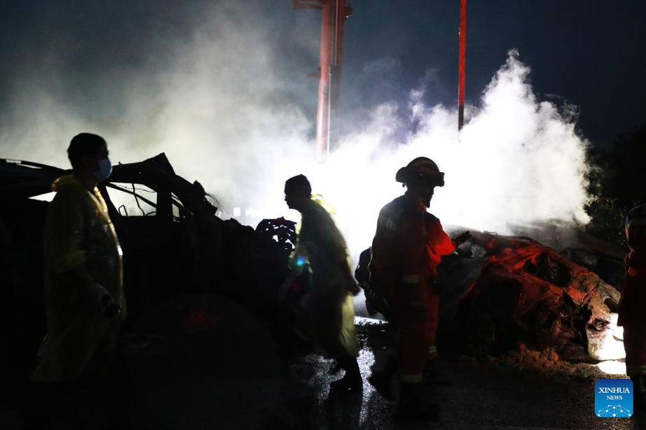 Vụ sạt lở cao tốc Trung Quốc: Số người thiệt mạng tăng vọt- Ảnh 4.