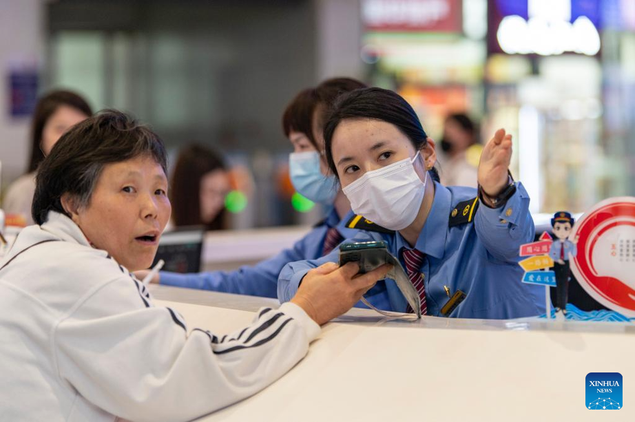 Đường sắt Trung Quốc tất bật xử l&yacute; 144 triệu lượt kh&aacute;ch dịp nghỉ lễ 1/5 - Ảnh 6.