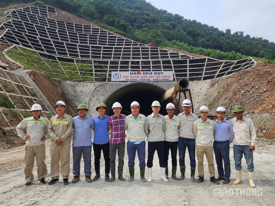 Th&ocirc;ng nh&aacute;nh hầm đường bộ cao tốc đầu ti&ecirc;n qua H&agrave; Tĩnh

- Ảnh 3.