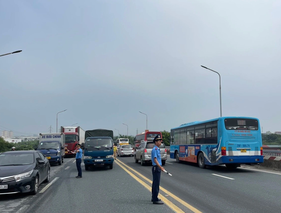 Thanh tra GTVT H&agrave; Nội phạt 37 vi phạm, tước 5 GPLX trong 5 ng&agrave;y nghỉ lễ- Ảnh 2.