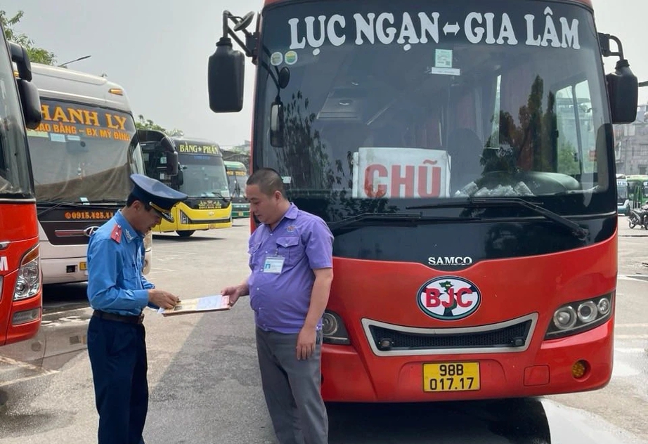 Thanh tra GTVT H&agrave; Nội phạt 37 vi phạm, tước 5 GPLX trong 5 ng&agrave;y nghỉ lễ- Ảnh 4.
