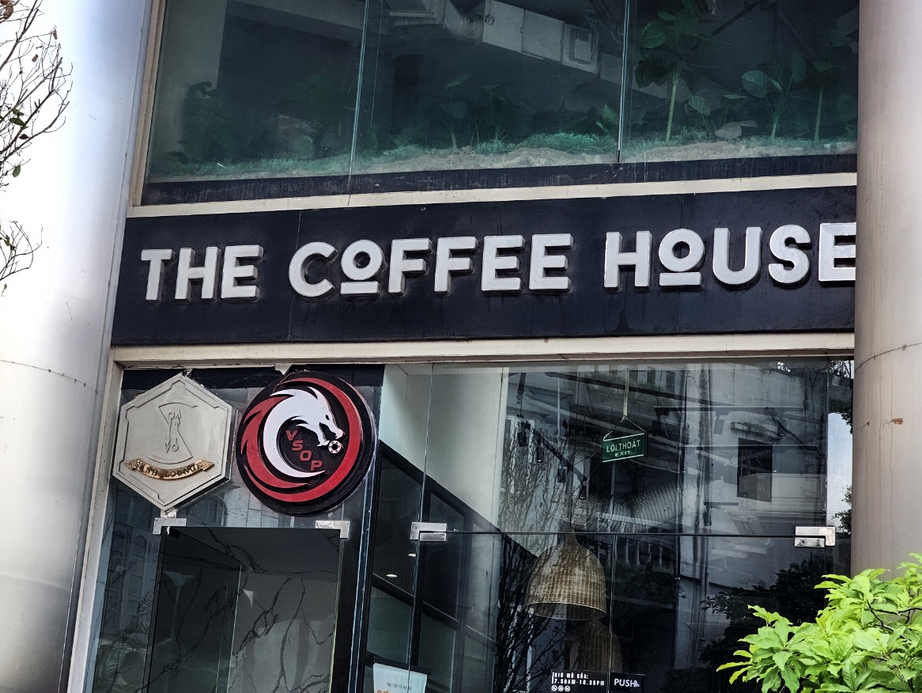 Th&ocirc;ng tin mới nhất vụ rơi k&iacute;nh tại The Coffee House Th&aacute;i H&agrave; khiến nữ b&aacute;c sĩ bị thương nặng- Ảnh 1.
