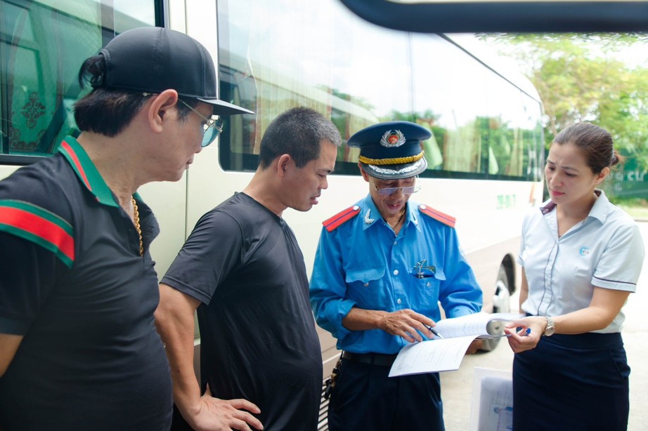 Thanh tra GTVT H&agrave; Nội phạt 37 vi phạm, tước 5 GPLX trong 5 ng&agrave;y nghỉ lễ- Ảnh 1.