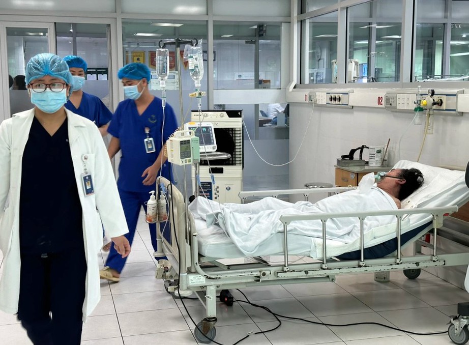 Chuyển 3 bệnh nhân vụ cháy nhà trọ ở Trung Kính về Bệnh viện Bạch Mai- Ảnh 1. Chuyển 3 bệnh nhân vụ cháy nhà trọ ở Trung Kính về Bệnh viện Bạch Mai- Ảnh 1.