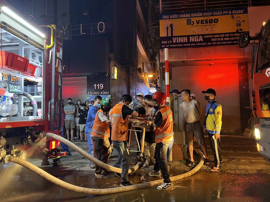 X&oacute;t thương những cặp đ&ocirc;i tử vong trong vụ ch&aacute;y tại Trung K&iacute;nh- Ảnh 2.