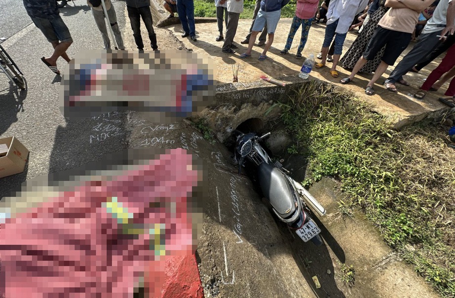 Xe m&aacute;y lao xuống mương nước, hai thanh ni&ecirc;n tử vong tại chỗ- Ảnh 1.