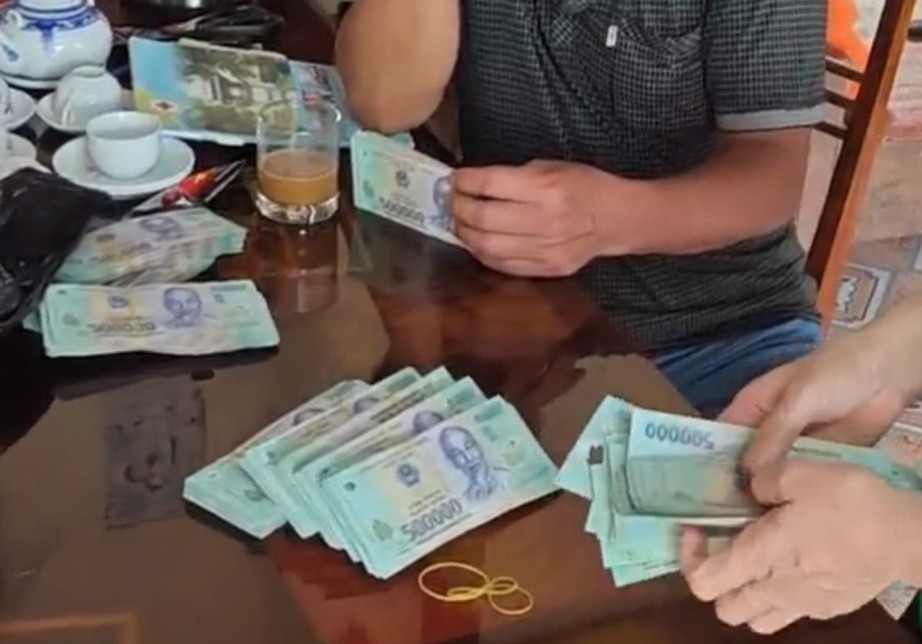 Một cựu b&iacute; thư x&atilde; ở H&agrave; Nội bị người d&acirc;n tống tiền 500 triệu- Ảnh 1.