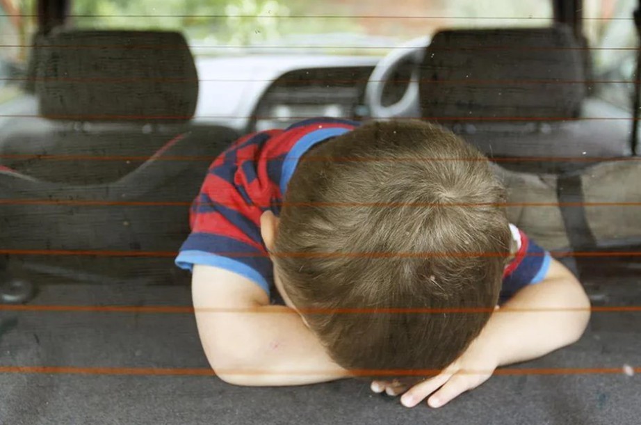 B&eacute; 5 tuổi bị bỏ qu&ecirc;n tr&ecirc;n xe đưa đ&oacute;n ở Th&aacute;i B&igrave;nh, tử vong: Chuy&ecirc;n gia y tế lưu &yacute; điều g&igrave;?- Ảnh 1.