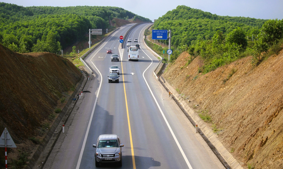 Sớm khởi c&ocirc;ng dự &aacute;n mở rộng cao tốc Cam Lộ - La Sơn- Ảnh 1.