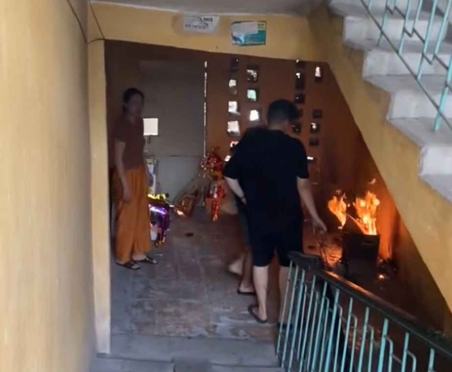 Đốt vàng mã ở cầu thang bộ khu tập thể, người phụ nữ bị phạt 4 triệu đồng- Ảnh 1.