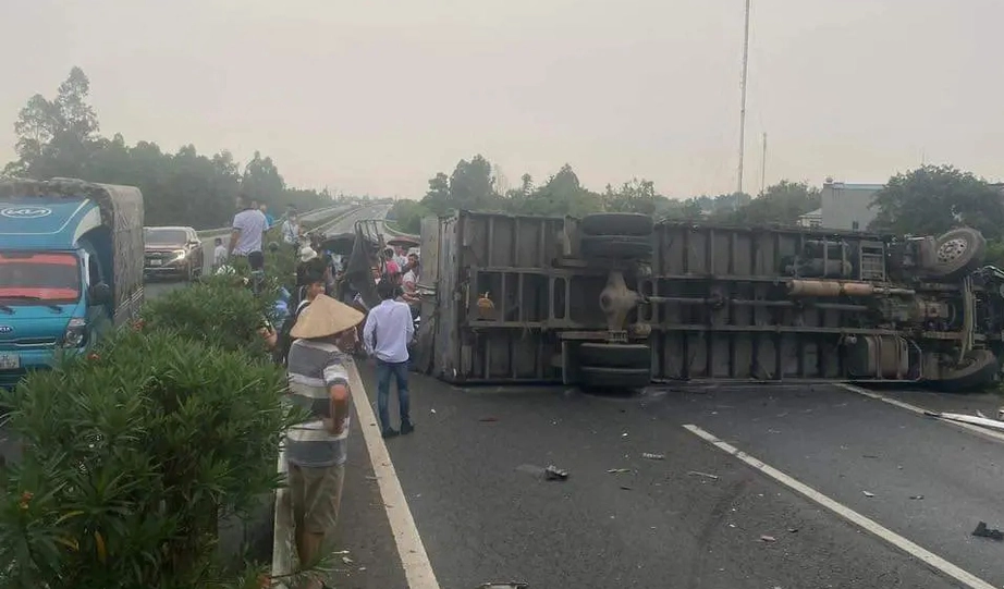 6 xe &ocirc; t&ocirc; va chạm li&ecirc;n ho&agrave;n, cao tốc Nội B&agrave;i - L&agrave;o Cai &ugrave;n tắc k&eacute;o d&agrave;i- Ảnh 2.