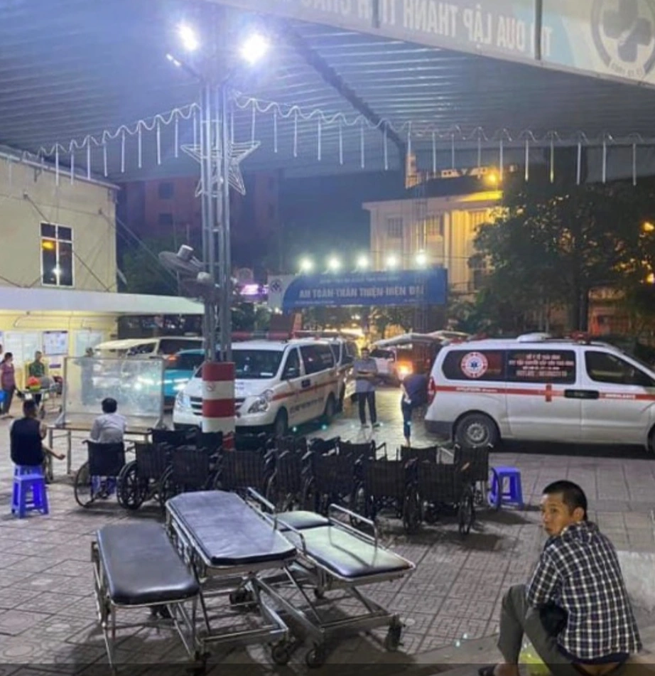 Một người chết, h&agrave;ng chục người ở Th&aacute;i B&igrave;nh nhập viện sau bữa cỗ c&oacute; tiết canh d&ecirc;- Ảnh 1.