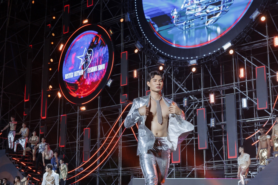 Thí sinh Mister Vietnam được tuyển chọn diễn Tuần lễ thời trang Asean tại Singapore- Ảnh 2. Thí sinh Mister Vietnam được tuyển chọn diễn Tuần lễ thời trang Asean tại Singapore- Ảnh 2.