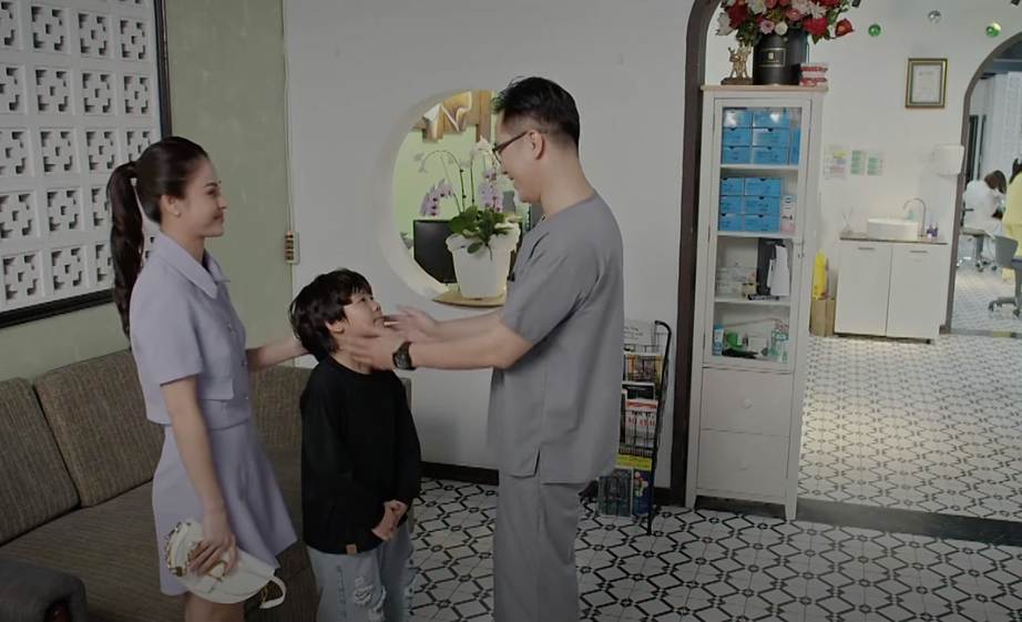 Việt cố t&igrave;nh l&agrave;m kh&oacute; An Nhi&ecirc;n khi nhắc với b&eacute; G&ocirc;n chuyện Nghĩa chưa đ&aacute;m cưới với c&ocirc; ta.