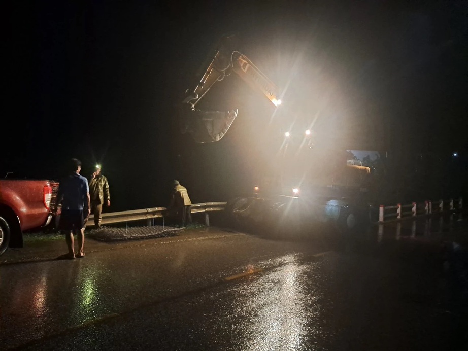 Mưa lớn g&acirc;y sạt lở, ngập &uacute;ng tr&ecirc;n nhiều tuyến đường ở Sơn La- Ảnh 2.