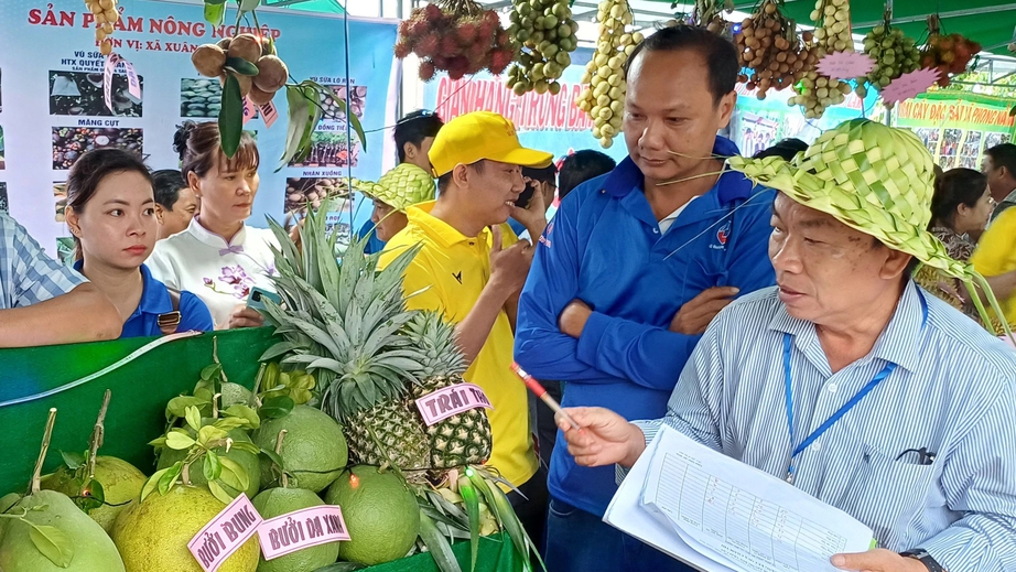 Đ&ocirc;ng đảo du kh&aacute;ch đến dự lễ hội s&ocirc;ng nước miệt vườn tại S&oacute;c Trăng- Ảnh 3.