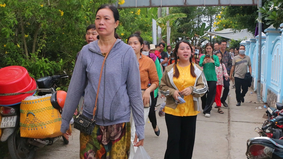 Đ&ocirc;ng đảo du kh&aacute;ch đến dự lễ hội s&ocirc;ng nước miệt vườn tại S&oacute;c Trăng- Ảnh 5.