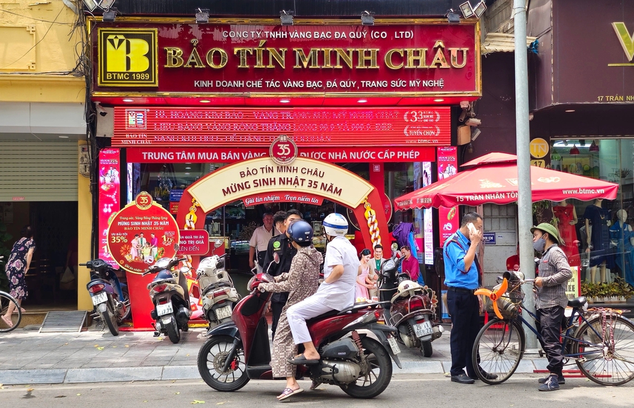 Kh&aacute;ch chen ch&acirc;n mua v&agrave;ng &ldquo;b&igrave;nh ổn&rdquo;, nhiều doanh nghiệp &ldquo;đ&oacute;ng băng&rdquo; giao dịch b&aacute;n ra- Ảnh 1.