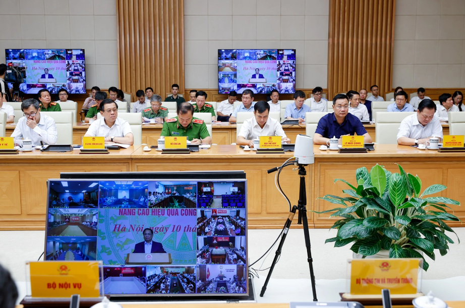 Thủ tướng: Khẩn trương nghi&ecirc;n cứu sửa luật quản l&yacute; thương mại điện tử- Ảnh 2.