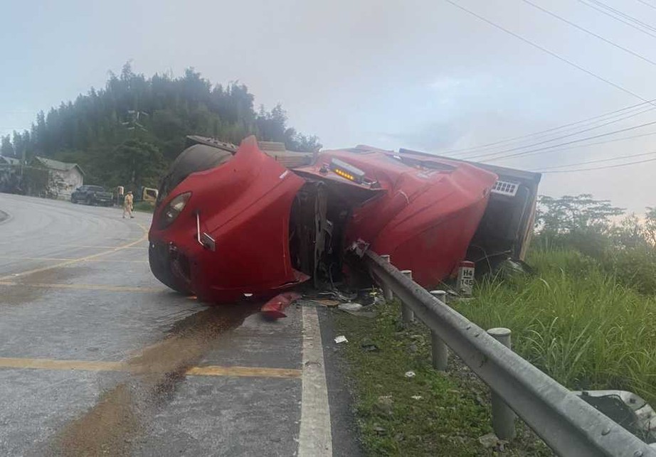 Lật xe đầu k&eacute;o tr&ecirc;n quốc lộ 6 khiến t&agrave;i xế tử vong- Ảnh 1.