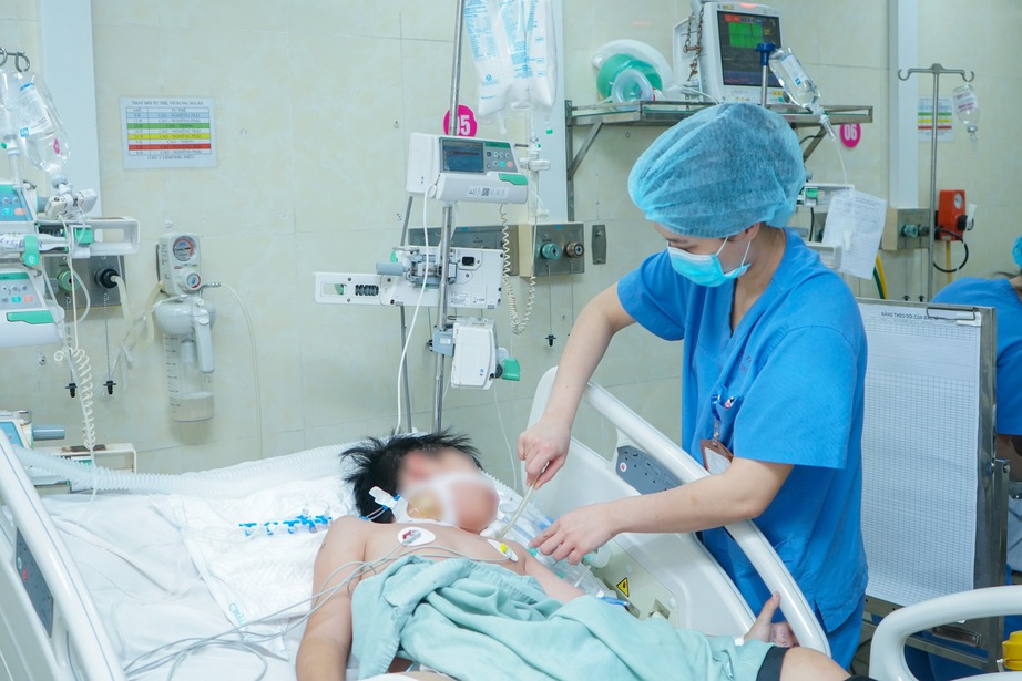 B&eacute; trai 12 tuổi bị xe ba g&aacute;c ch&egrave;n qua người được cứu sống ngoạn mục- Ảnh 1.